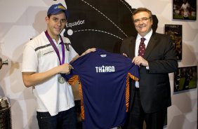 O nadador Thiago Pereira foi recebido hoje no Parque São Jorge pelo presidente Mario Gobbi