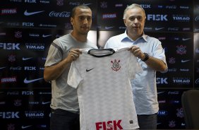 O diretor de futebol Roberto Andrade apresenta o meia atacante Guilherme, ex-Portuguesa, aps o treino realizado esta tarde no CT Joaquim Grava, localizado no Parque Ecolgico do Tiete. O prximo jogo da equipe ser domingo,19/08, contra o Santos, na Vila Belmiro, vlido pela 18 rodada do Campeonato Brasileiro de 2012