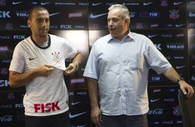 O diretor de futebol Roberto Andrade apresenta o meia atacante Guilherme, ex-Portuguesa, aps o treino realizado esta tarde no CT Joaquim Grava, localizado no Parque Ecolgico do Tiete. O prximo jogo da equipe ser domingo,19/08, contra o Santos, na Vila Belmiro, vlido pela 18 rodada do Campeonato Brasileiro de 2012