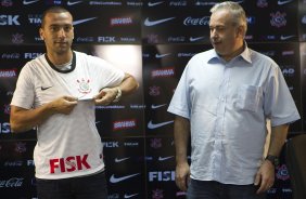 O diretor de futebol Roberto Andrade apresenta o meia atacante Guilherme, ex-Portuguesa, aps o treino realizado esta tarde no CT Joaquim Grava, localizado no Parque Ecolgico do Tiete. O prximo jogo da equipe ser domingo,19/08, contra o Santos, na Vila Belmiro, vlido pela 18 rodada do Campeonato Brasileiro de 2012