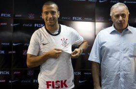 O diretor de futebol Roberto Andrade apresenta o meia atacante Guilherme, ex-Portuguesa, aps o treino realizado esta tarde no CT Joaquim Grava, localizado no Parque Ecolgico do Tiete. O prximo jogo da equipe ser domingo,19/08, contra o Santos, na Vila Belmiro, vlido pela 18 rodada do Campeonato Brasileiro de 2012