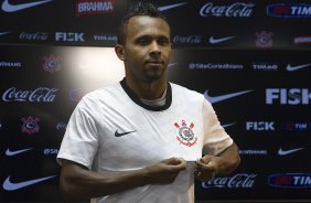 O diretor de futebol adjunto Duilio Monteiro Alves apresenta o meia Chiquinho, ex-Ipatinga, logo após o treino realizado esta tarde no CT Joaquim Grava, localizado no Parque Ecológico do Tiete. O próximo jogo da equipe será domingo, 25/08, contra o São Paulo, no Pacaembu, válido pela 19ª rodada do Campeonato Brasileiro de 2012