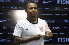O diretor de futebol adjunto Duilio Monteiro Alves apresenta o meia Chiquinho, ex-Ipatinga, logo após o treino realizado esta tarde no CT Joaquim Grava, localizado no Parque Ecológico do Tiete. O próximo jogo da equipe será domingo, 25/08, contra o São Paulo, no Pacaembu, válido pela 19ª rodada do Campeonato Brasileiro de 2012