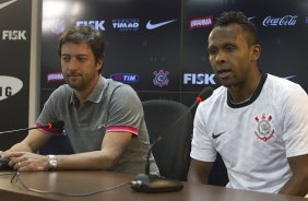 O diretor de futebol adjunto Duilio Monteiro Alves apresenta o meia Chiquinho, ex-Ipatinga, logo após o treino realizado esta tarde no CT Joaquim Grava, localizado no Parque Ecológico do Tiete. O próximo jogo da equipe será domingo, 25/08, contra o São Paulo, no Pacaembu, válido pela 19ª rodada do Campeonato Brasileiro de 2012