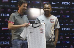 O diretor de futebol adjunto Duilio Monteiro Alves apresenta o meia Chiquinho, ex-Ipatinga, logo após o treino realizado esta tarde no CT Joaquim Grava, localizado no Parque Ecológico do Tiete. O próximo jogo da equipe será domingo, 25/08, contra o São Paulo, no Pacaembu, válido pela 19ª rodada do Campeonato Brasileiro de 2012