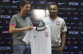 O diretor de futebol adjunto Duilio Monteiro Alves apresenta o meia Chiquinho, ex-Ipatinga, logo aps o treino realizado esta tarde no CT Joaquim Grava, localizado no Parque Ecolgico do Tiete. O prximo jogo da equipe ser domingo, 25/08, contra o So Paulo, no Pacaembu, vlido pela 19 rodada do Campeonato Brasileiro de 2012