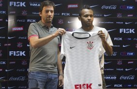O diretor de futebol adjunto Duilio Monteiro Alves apresenta o meia Chiquinho, ex-Ipatinga, logo após o treino realizado esta tarde no CT Joaquim Grava, localizado no Parque Ecológico do Tiete. O próximo jogo da equipe será domingo, 25/08, contra o São Paulo, no Pacaembu, válido pela 19ª rodada do Campeonato Brasileiro de 2012