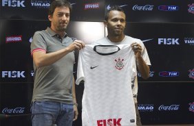 O diretor de futebol adjunto Duilio Monteiro Alves apresenta o meia Chiquinho, ex-Ipatinga, logo após o treino realizado esta tarde no CT Joaquim Grava, localizado no Parque Ecológico do Tiete. O próximo jogo da equipe será domingo, 25/08, contra o São Paulo, no Pacaembu, válido pela 19ª rodada do Campeonato Brasileiro de 2012