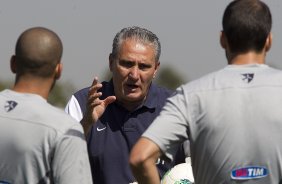 Apos o treino realizado esta manh no CT Joaquim Grava, localizado no Parque Ecolgico do Tiete. O prximo jogo da equipe ser amanh, domingo, 25/08, contra o So Paulo, no Pacaembu, vlido pela 19 rodada do Campeonato Brasileiro de 2012