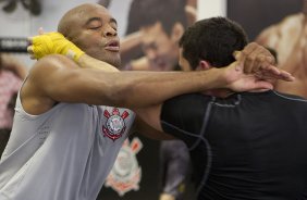 O lutador de MMA, Anderson Silva durante treinamento esta manh na academia do Parque So Jorge