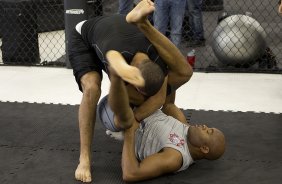 O lutador de MMA, Anderson Silva durante treinamento esta manh na academia do Parque So Jorge