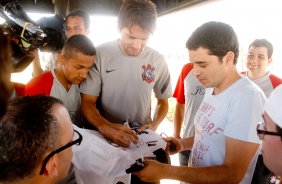 Paulo André e os jogadores de Sindrome de Down do Corinthians durante treino realizado no CT Joaquim Grava