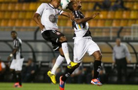 Ednilson do Corinthians disputa a bola com o jogador Rene da Ponte Preta durante partida vlida pelo Campeonato Brasileiro realizado no estdio do Pacaembu