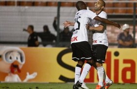 Emerson do Corinthians comemora aps marca gol contra a equipe da Ponte Preta durante partida vlida pelo Brasileiro 2012
