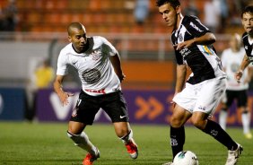 Emerson do Corinthians disputa a bola com o jogador Uendel da Ponte Preta durante partida vlida pelo Campeonato Brasileiro realizado no estdio do Pacaembu