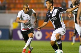 Emerson do Corinthians disputa a bola com o jogador Uendel da Ponte Preta durante partida vlida pelo Campeonato Brasileiro realizado no estdio do Pacaembu