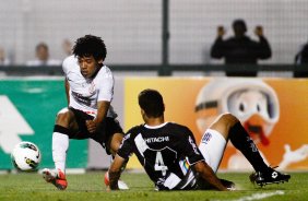 Romarinho do Corinthians disputa a bola com o jogador Ferron da Ponte Preta durante partida vlida pelo Campeonato Brasileiro realizado no estdio do Pacaembu