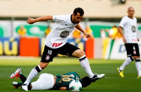 Douglas do Corinthians disputa a bola com o jogador Vitor Junior do Palmeiras durante partida válida pelo campeonato Brasileiro 2012