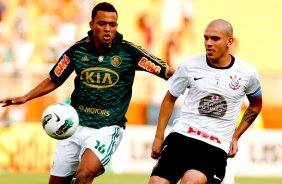 Fabio Santos do Corinthians disputa a bola com o jogador Vitor Junior do Palmeiras durante partida vlida pelo campeonato Brasileiro 2012