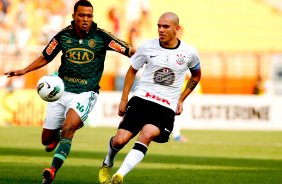 Fabio Santos do Corinthians disputa a bola com o jogador Vitor Junior do Palmeiras durante partida vlida pelo campeonato Brasileiro 2012