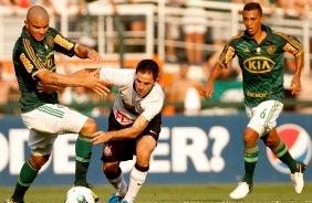 Martinez do Corinthians disputa a bola com o jogador Mauricio Ramos do Palmeiras durante partida vlida pelo campeonato Brasileiro 2012