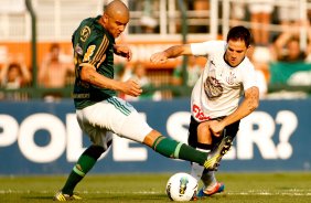 Martinez do Corinthians disputa a bola com o jogador Mauricio Ramos do Palmeiras durante partida válida pelo campeonato Brasileiro 2012