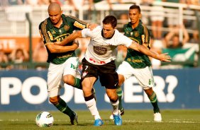 Martinez do Corinthians disputa a bola com o jogador Mauricio Ramos do Palmeiras durante partida vlida pelo campeonato Brasileiro 2012