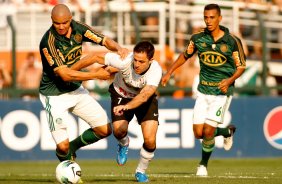 Martinez do Corinthians disputa a bola com o jogador Mauricio Ramos do Palmeiras durante partida vlida pelo campeonato Brasileiro 2012