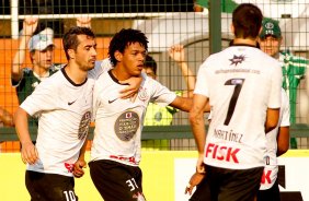 Romarinho do Corinthians comemora aps marca gol contra a equipe do Palmeiras durante partida vlida pelo campeonato Brasileiro 2012