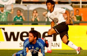 Romarinho do Corinthians comemora aps marca gol contra a equipe do Palmeiras durante partida vlida pelo campeonato Brasileiro 2012