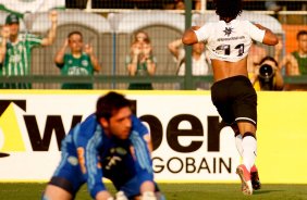 Romarinho do Corinthians comemora após marca gol contra a equipe do Palmeiras durante partida válida pelo campeonato Brasileiro 2012
