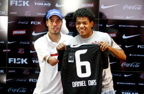 Romarinho e o nadador Daniel Dias durante Treino do Corinthians realizado no CT Joaquim Grava