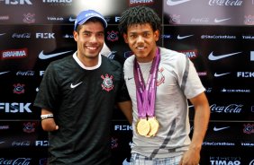 Romarinho e o nadador Daniel Dias durante Treino do Corinthians realizado no CT Joaquim Grava