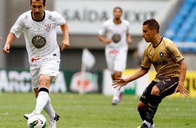 Douglas do Corinthians disputa a bola com o jogador Marcelo do Botafogo durante partida vlida pelo Campeonato Brasileiro realizado no estdio do Engenho