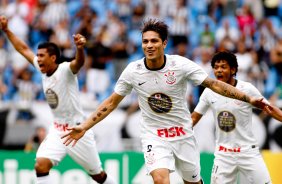 Guerrero do Corinthians comemora aps marca gol contra a equipe do Botafogo durante partida vlida pelo Campeonato Brasileiro realizado no estdio do Engenho