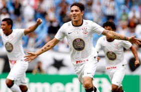 Guerrero do Corinthians comemora aps marca gol contra a equipe do Botafogo durante partida vlida pelo Campeonato Brasileiro realizado no estdio do Engenho