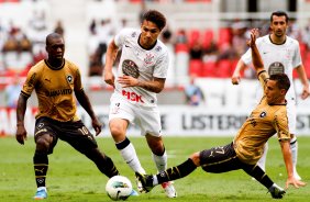 Guerrero do Corinthians disputa a bola com o jogador Seedorf do Botafogo durante partida vlida pelo Campeonato Brasileiro realizado no estdio do Engenho