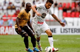 Guerrero do Corinthians disputa a bola com o jogador Seedorf do Botafogo durante partida vlida pelo Campeonato Brasileiro realizado no estdio do Engenho