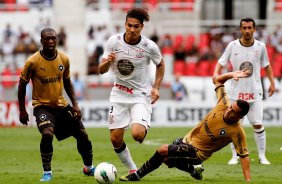 Guerrero do Corinthians disputa a bola com o jogador Seedorf do Botafogo durante partida vlida pelo Campeonato Brasileiro realizado no estdio do Engenho