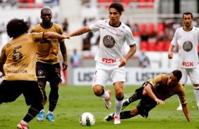 Guerrero do Corinthians disputa a bola com o jogador Seedorf do Botafogo durante partida vlida pelo Campeonato Brasileiro realizado no estdio do Engenho