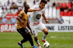 Guerrero do Corinthians disputa a bola com o jogador Seedorf do Botafogo durante partida válida pelo Campeonato Brasileiro realizado no estádio do Engenhão