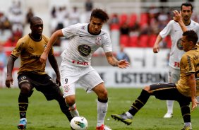 Guerrero do Corinthians disputa a bola com o jogador Seedorf do Botafogo durante partida vlida pelo Campeonato Brasileiro realizado no estdio do Engenho