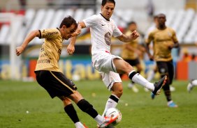 Martinez do Corinthians disputa a bola com o jogador do Botafogo durante partida vlida pelo Campeonato Brasileiro realizado no estdio do Engenho