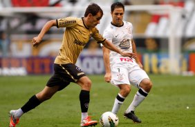 Martinez do Corinthians disputa a bola com o jogador do Botafogo durante partida vlida pelo Campeonato Brasileiro realizado no estdio do Engenho