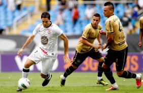 Martinez do Corinthians disputa a bola com o jogador Fabio Ferrera do Botafogo durante partida vlida pelo Campeonato Brasileiro realizado no estdio do Engenho