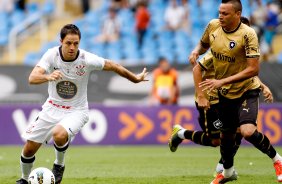 Martinez do Corinthians disputa a bola com o jogador Fabio Ferrera do Botafogo durante partida vlida pelo Campeonato Brasileiro realizado no estdio do Engenho