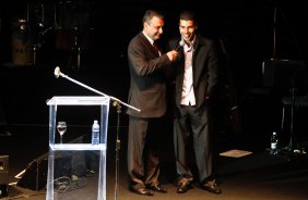 O Corinthians comemora nesta noite, numa grande festa no Anhembi, seus 102 anos completados no dia 1o de setembro. O evento conta com muitos famosos, dirigentes, jogadores, politicos. na foto o cantor Zeca Pagodinho e os jagadores do Corinthians