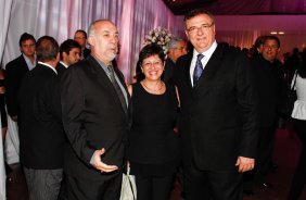 O Corinthians comemora nesta noite, numa grande festa no Anhembi, seus 102 anos completados no dia 1o de setembro. O evento conta com muitos famosos, dirigentes, jogadores, politicos. na foto o cantor Zeca Pagodinho e os jagadores do Corinthians