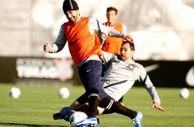 Douglas durante treino do Corinthians realizado no CT Joaquim Grava