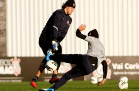 Fabio Santos e o goleiro Cassio durante treino do Corinthians realizado no CT Joaquim Grava